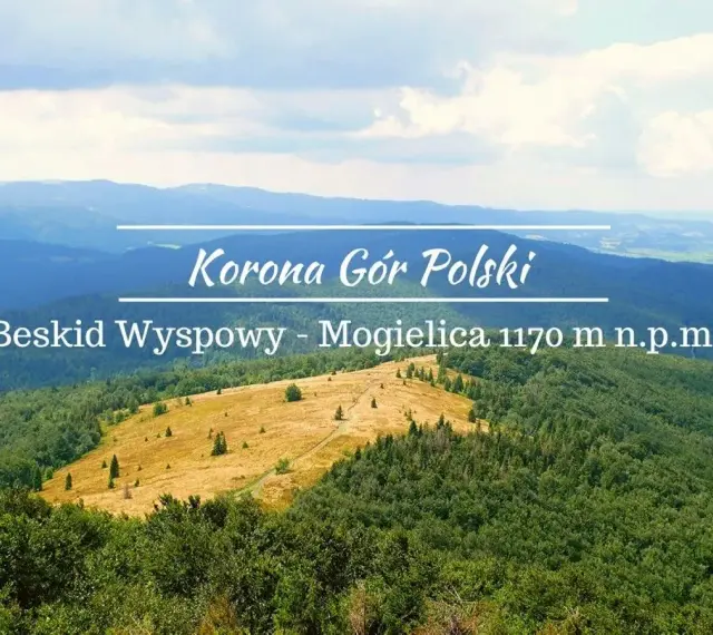 Widok na górzysty krajobraz Beskidu Wyspowego z połoniną i lasami.