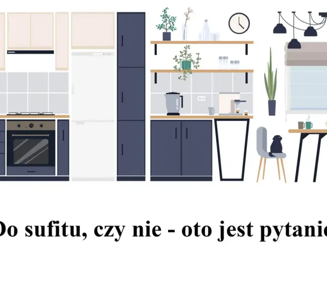 Nowoczesna kuchnia z ciemnogranatowymi i beżowymi szafkami. Zastanawiasz się nad wymiarami szafek kuchennych?