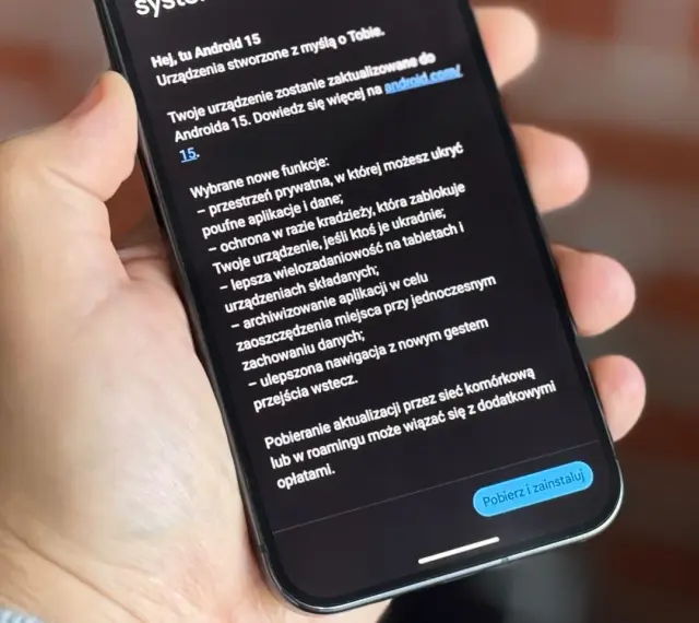 Telefon wyświetla informacje o aktualizacji do **Android 15**, w tym nowe funkcje prywatności i bezpieczeństwa.