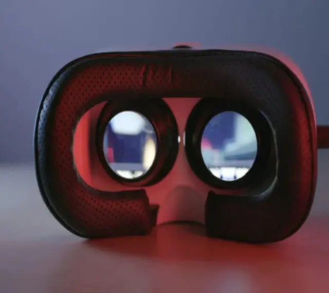 Gogle VR z czarną, perforowaną wyściółką, gotowe do zapewnienia niesamowitego widzenia stereoskopowego.
