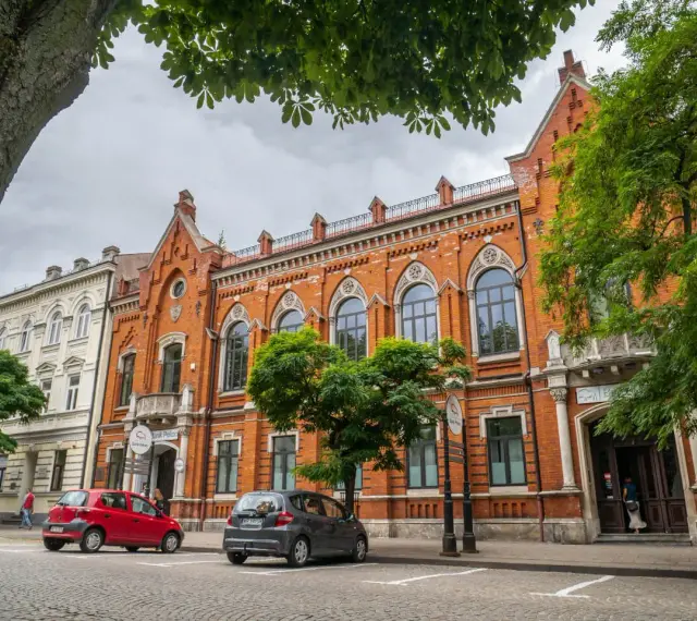Kamienice w Radomiu, w tym Bank Polski, to ciekawe miejsca, co warto zobaczyć w Radomiu.