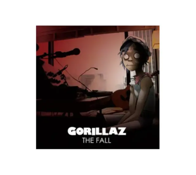 Okładka albumu Gorillaz The Fall. 2D siedzi przy stole z gitarą i sprzętem muzycznym.