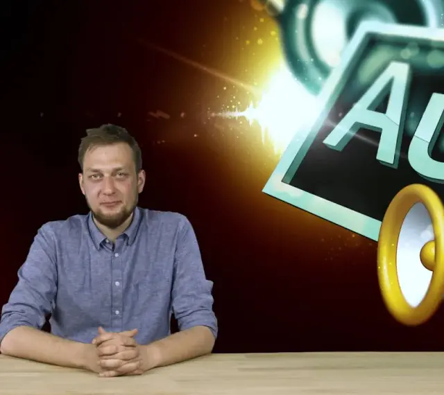 Mężczyzna siedzi przy biurku, obok logo Adobe Audition i megafonu.
