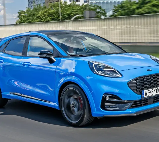 Niebieski Ford Puma ST w ruchu. Sprawdź atrakcyjną ford puma cena i wybierz swój wymarzony model.