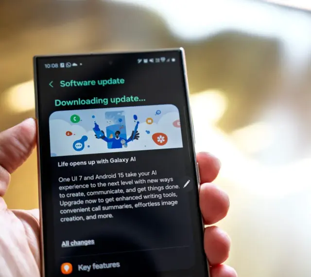 Aktualizacja oprogramowania na telefonie, pobieranie One UI 7 z Androidem 15.