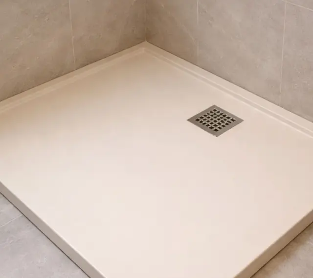 Un receveur résine ou céramique moderne, épuré, avec une grille d'évacuation carrée. Parfait pour une douche à l'italienne.