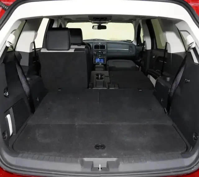 Przestronny bagażnik Dodge Journey, idealny na rodzinne wyjazdy. Wiele miejsca, zgodnie z pozytywnymi dodge journey opinie.