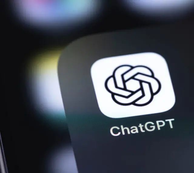 Ikona aplikacji ChatGPT na ekranie telefonu. Odkryj możliwości darmowego chat gpt i twórz niesamowite treści.