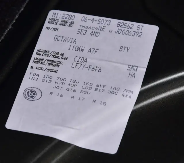 Naklejka z danymi pojazdu, w tym kod silnika po VIN: Octavia 110kW A7F, kod silnika CZDA, LF7Y-F6F6.