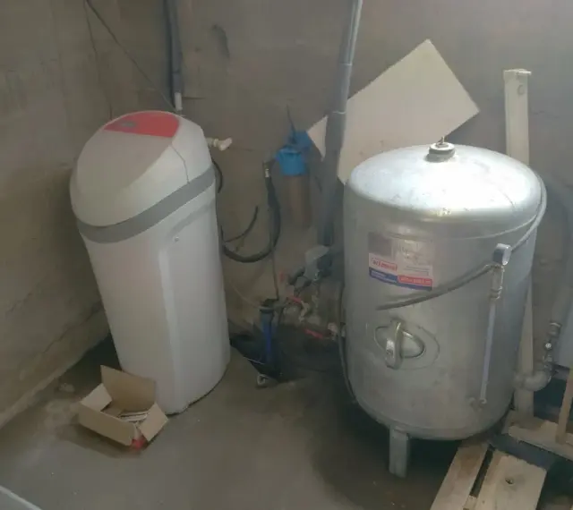 Urządzenie do uzdatniania wody i zbiornik hydroforowy. Zastanawiasz się, dlaczego ucieka powietrze z hydroforu? Może to być problem z membraną lub nieszczelnością.