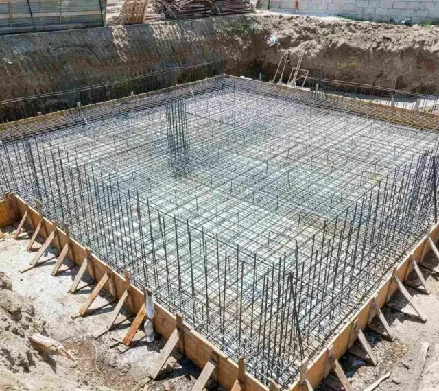 Siatka zbrojeniowa tworzy solidny fundament pod przyszły budynek.
