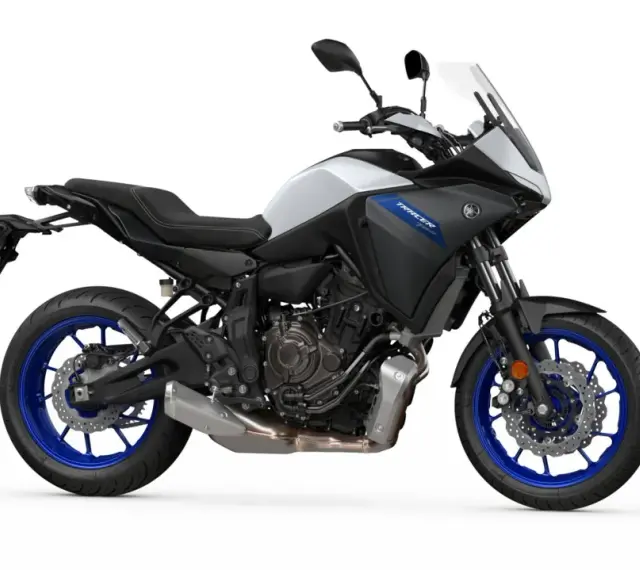 Yamaha Tracer 700 dane techniczne: sportowo-turystyczny motocykl z silnikiem CP2, czarno-biały, z niebieskimi felgami.