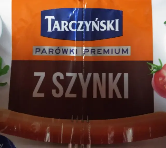 Parówki Tarczyński z szynki, premium, z pomidorami i rukolą. Idealne na szybki posiłek.