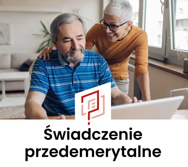 Para starsza sprawdza, ile wynosi zasiłek przedemerytalny, korzystając z laptopa.