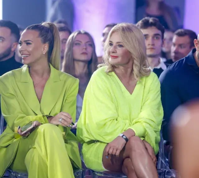 Dwie kobiety w stylizacjach w kolorze limonkowym siedzą w pierwszym rzędzie.
