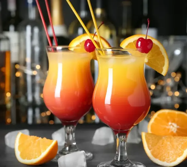 Kolorowe drinki: Przepisy, warstwowanie i mocktaile na każdą imprezę