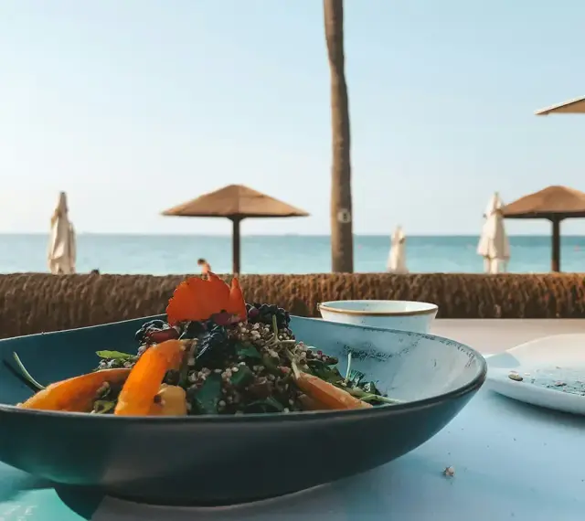 Pyszna sałatka z owocami i ziarnami, idealna na lunch w stylu full board plus nad morzem.