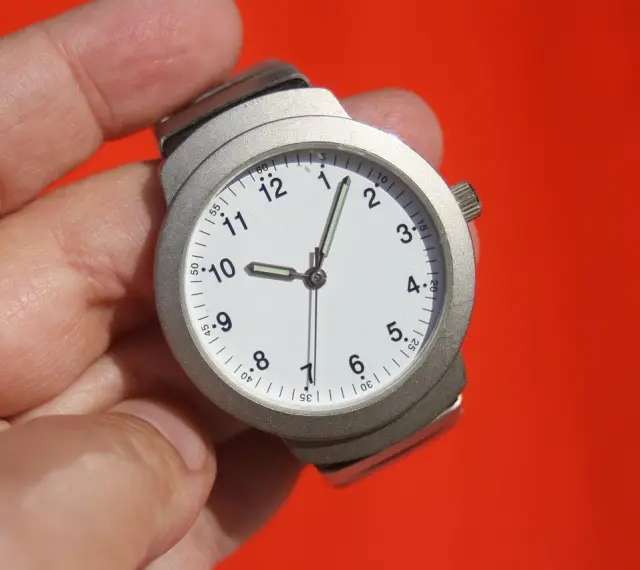Zegarek pokazuje 9:50. Ile to godzin przy 7/8 etatu? To 35 godzin tygodniowo.