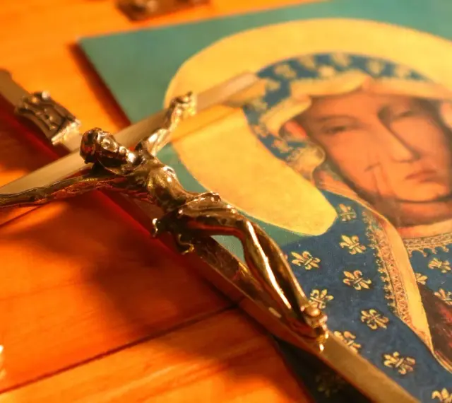 Krzyż i obraz Matki Bożej, symbol nadziei w modlitwie do Matki Bożej w problemach finansowych.