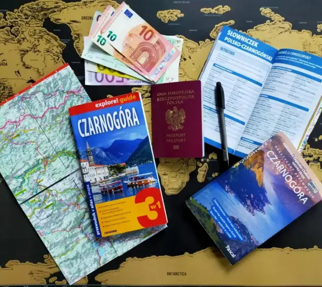 Planujesz podróż do Czarnogóry? Na mapie świata leżą paszport, pieniądze i przewodniki. Czy do Czarnogóry potrzebny jest paszport? Tak, polski paszport jest niezbędny.