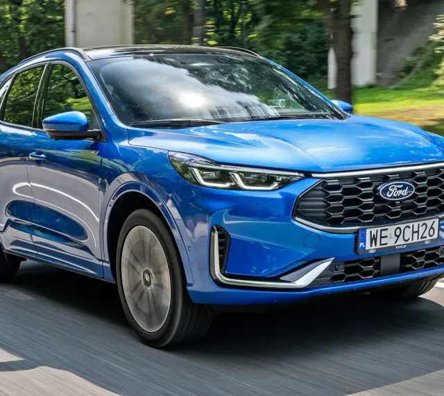 Niebieski Ford Kuga w ruchu. Sprawdź atrakcyjną ford kuga cena i wybierz swój wymarzony SUV.
