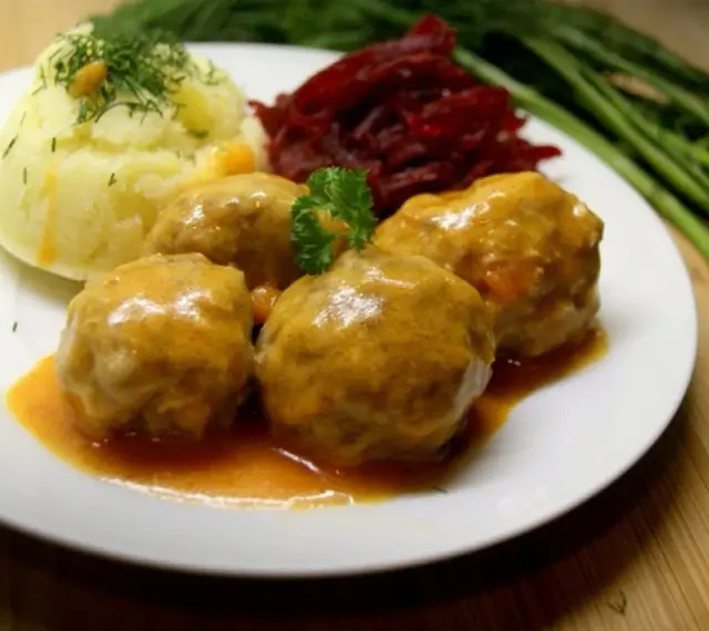 Pulpety w sosie pomidorowym jak u babci, podane z puree ziemniaczanym i buraczkami. Pyszne, domowe danie.