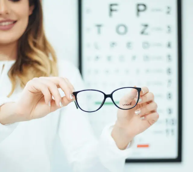 Okulary korekcyjne dla osoby z astygmatyzmem, które mogą być rozwiązaniem problemu widzenia, jak okulary progresywne.