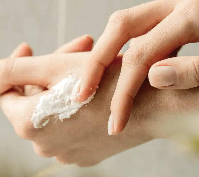 Delikatny peeling do dłoni i zadbane, zdrowe paznokcie. Skóra dłoni jest nawilżona i gładka.