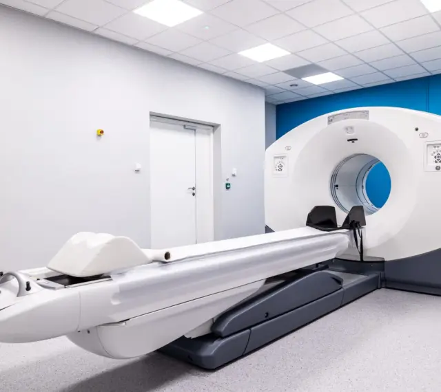 Nowoczesny aparat PET-CT w gabinecie diagnostycznym. Sprawdź, jaka jest badanie PET cena i umów się na wizytę.