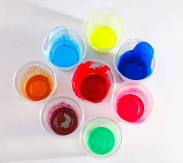 Kolorowe farby w kubeczkach, idealne jako farba do plastiku na zewnątrz. Odcienie czerwieni, niebieskiego, zieleni, żółci, pomarańczu i różu.