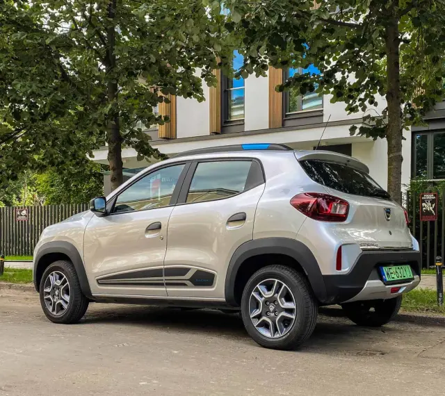 Srebrna Dacia Spring, idealna do miasta, z imponującym zasięgiem.