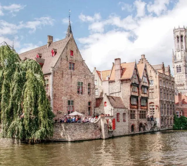 Bruggia, Belgia: malownicze kanały i zabytkowa architektura. Ciekawe ciekawostki o Belgii czekają na odkrycie!