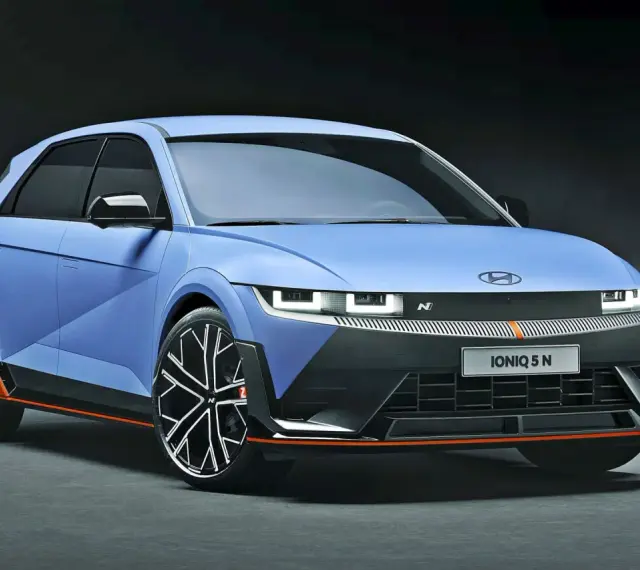 Niebieski Hyundai Ioniq 5 N z pomarańczowymi akcentami i sportowymi felgami.