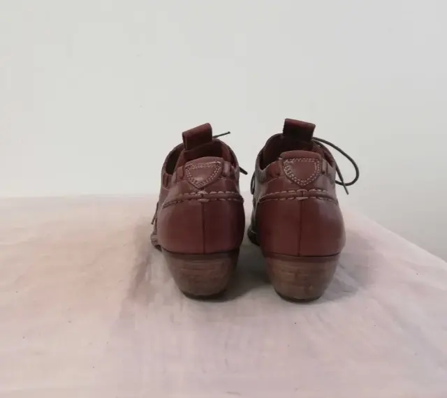 Brązowe, skórzane botki na niskim obcasie. To buty marki Pikolinos, znanej z wysokiej jakości i komfortu.