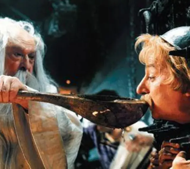 W drucie "Asterix i Obelix kontra Cezar" druid podaje magiczny napój Obelixowi, który jest uwięziony.