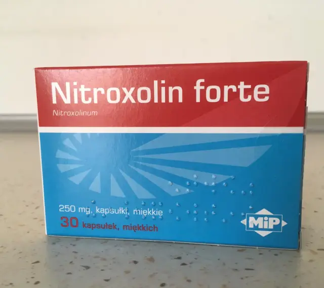 Opakowanie leku Nitroxolin forte, zawierające 30 miękkich kapsułek po 250 mg.