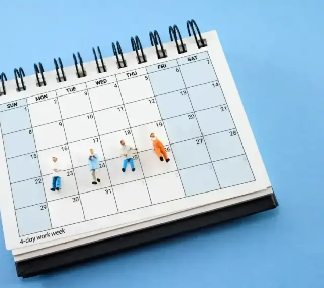 Miniaturki ludzi na kalendarzu z napisem "4-day work week". To karta nauczyciela zmian, która pokazuje, jak można zaplanować krótszy tydzień pracy.