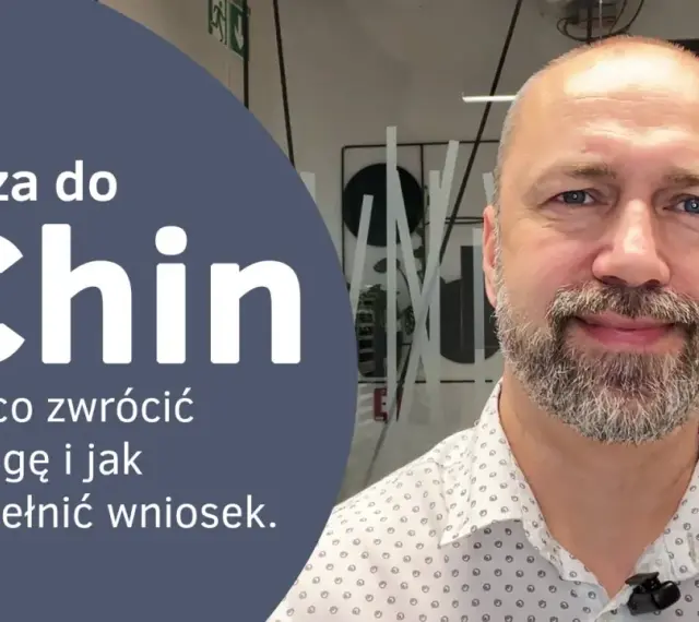 Wiza do Chin: poradnik, jak wypełnić wniosek i na co zwrócić uwagę. Mężczyzna z brodą uśmiecha się.