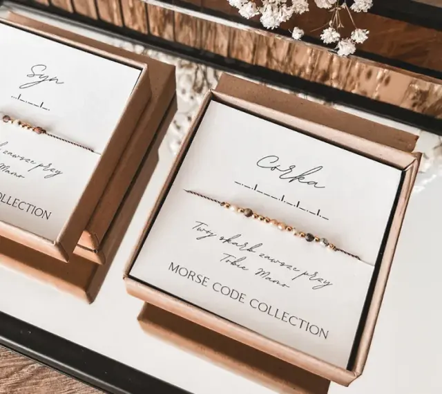 Bransoletki z kodem Morse'a dla przyszłej mamy: "Syn" i "Córka". Idealny pomysł co na baby shower.