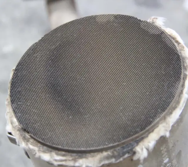 Filtr DPF, czyli co to jest? Widok z bliska na ceramiczny wkład filtra cząstek stałych z drobnymi kanalikami.
