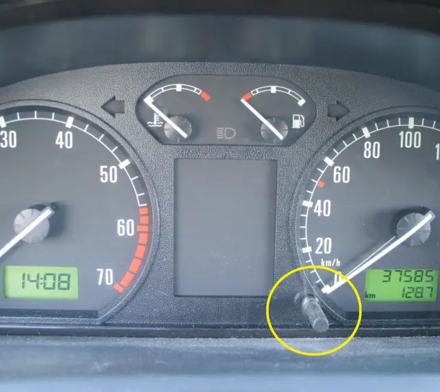Przycisk do kasowania przeglądu Skoda Octavia 3. Widoczny licznik kilometrów i obrotomierz.