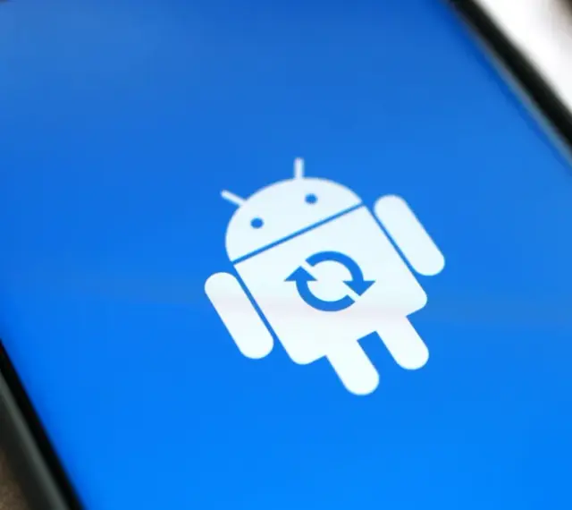 Ikona robota Androida z symbolem odświeżania na niebieskim tle. Oznacza to aktualizacje systemu Android.