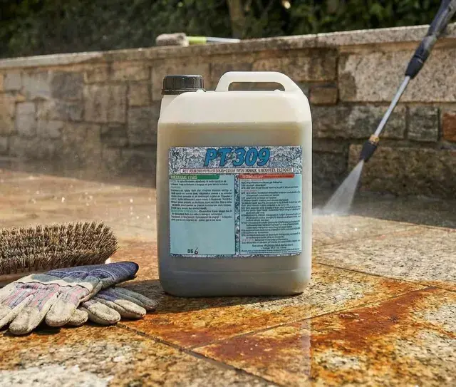 Flacone di acido tamponato per gres, con guanti e spazzola, pronto per pulire il patio.