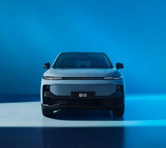 Nowoczesny, szary Leapmotor B10 z charakterystycznymi światłami LED na tle błękitnego tła.