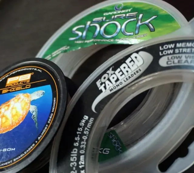 Jaka plecionka na karpia? Na zdjęciu szpule żyłek i przyponów: PB Products Shield z żółwiem, Fox Tapered Mono Leaders i Gardner Sure Shock.