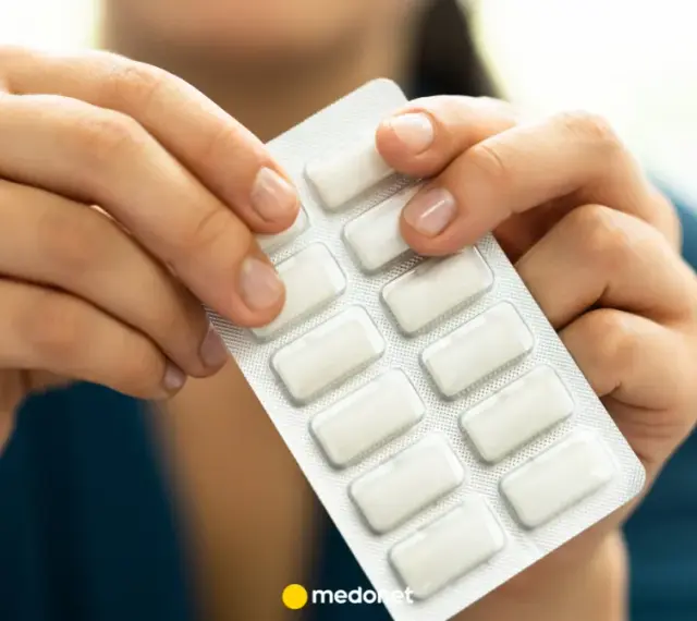 Dłonie trzymają opakowanie z tabletkami na rzucenie palenia. To pierwszy krok do wolności od nałogu.
