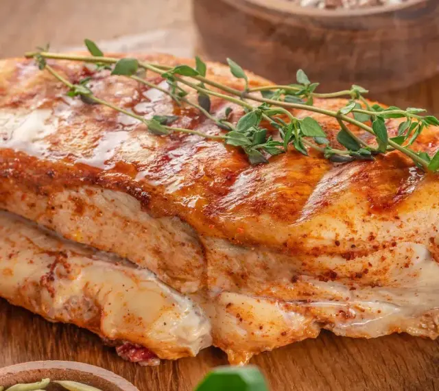 Soczysty filet z kurczaka, przyprawiony i pieczony, idealny pomysł, co zrobić z fileta z kurczaka na szybko.