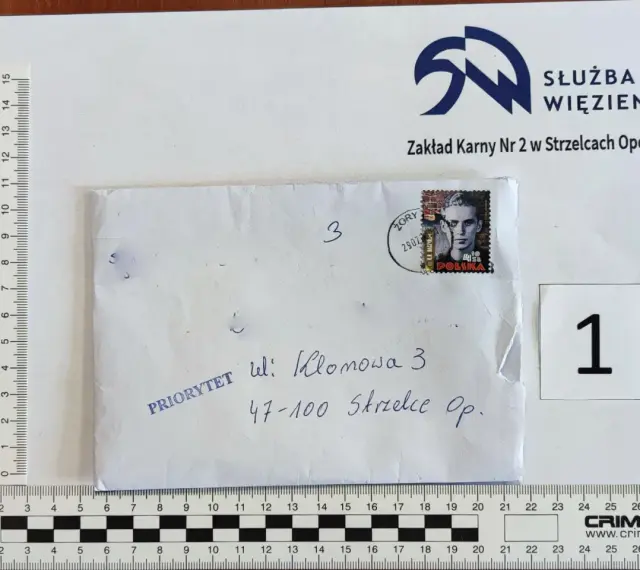 Koperta z adresem Zakładu Karnego Nr 2 w Strzelcach Opolskich. Czas dostarczenia listu zależy od priorytetu.