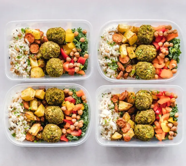 Cztery pojemniki z posiłkami: ryż, pieczone ziemniaki, marchewka, falafel, ciecierzyca i warzywa. Idealne na dietę 3000 kcal.