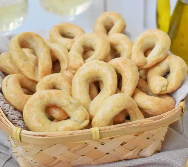 Koszyk pełen chrupiących taralli, idealnych do chrupania. Ten przepis na taralli to sekret włoskiej przekąski.